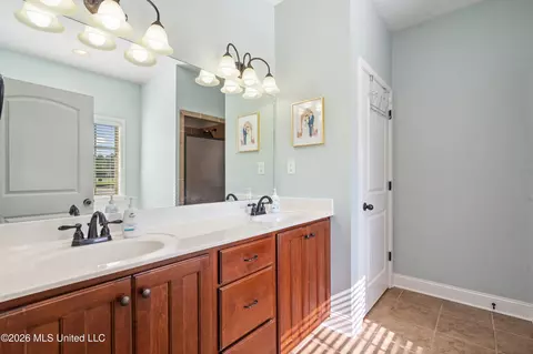 Bath - 1375 Fieldstone St, Hernando, MS 38632 photo 2 of 3