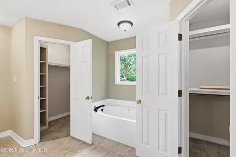 Entry Way - 823 Bibury Pl, Brandon, MS 39047 photo 2 of 4