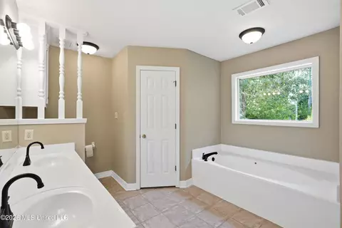 Bath - 823 Bibury Pl, Brandon, MS 39047 photo 2 of 6