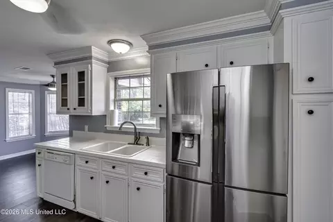 Kitchen - 823 Bibury Pl, Brandon, MS 39047 photo 5 of 6