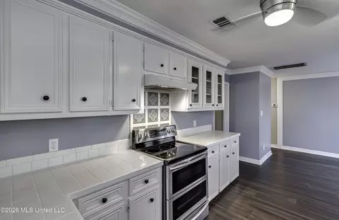 Kitchen - 823 Bibury Pl, Brandon, MS 39047 photo 4 of 6