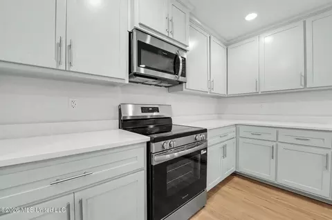 Kitchen - 12908 Dixie Hill Dr, Moss Point, MS 39562 photo 4 of 4