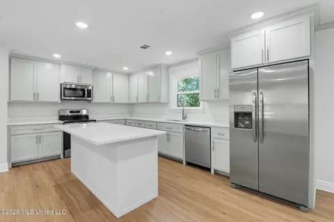 Kitchen - 12908 Dixie Hill Dr, Moss Point, MS 39562 photo 2 of 4
