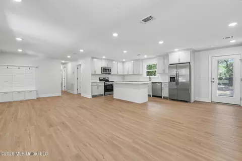 Living - 12908 Dixie Hill Dr, Moss Point, MS 39562 photo 2 of 5