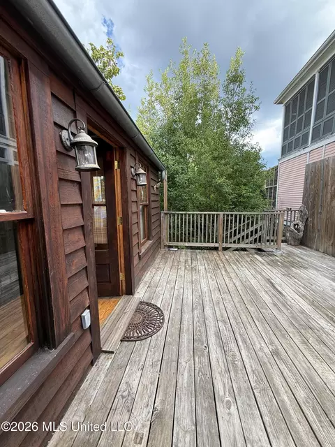 Exterior - 209 S Commerce St, Natchez, MS 39120 photo 4 of 10
