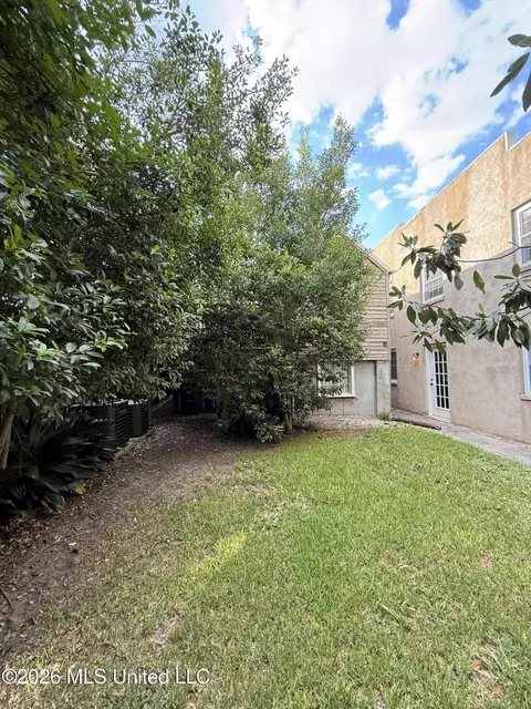 Exterior - 209 S Commerce St, Natchez, MS 39120 photo 7 of 10