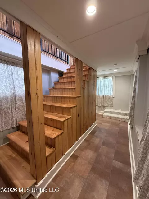 Entry Way - 209 S Commerce St, Natchez, MS 39120 photo 3 of 7