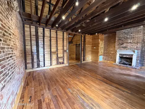 Living - 209 S Commerce St, Natchez, MS 39120 photo 1 of 1