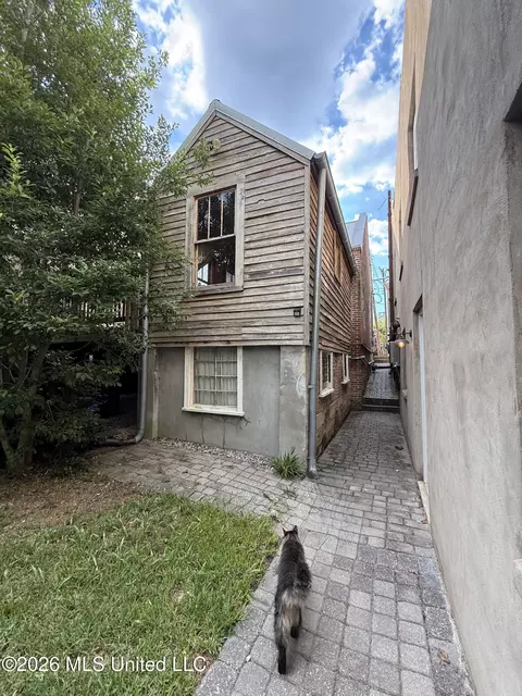 Exterior - 209 S Commerce St, Natchez, MS 39120 photo 9 of 10
