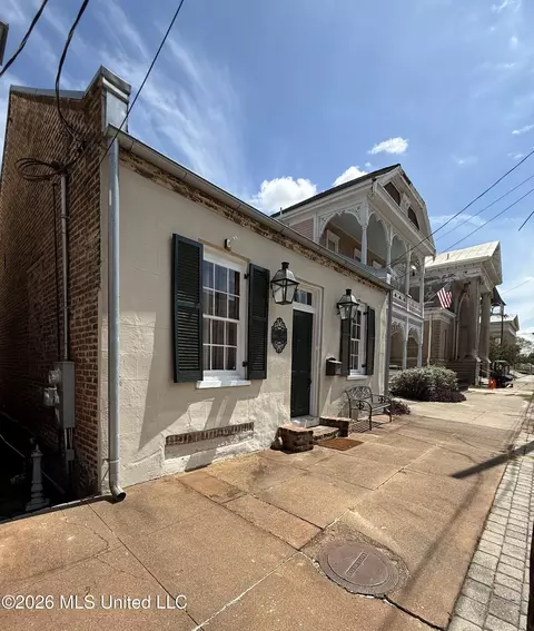 Exterior - 209 S Commerce St, Natchez, MS 39120 photo 2 of 10