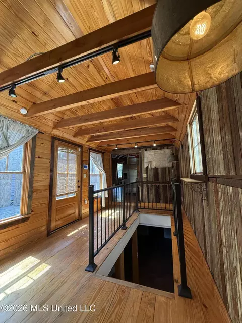 Entry Way - 209 S Commerce St, Natchez, MS 39120 photo 1 of 7