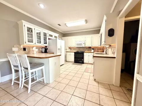Kitchen - 1008 Stonehendge Dr, Brandon, MS 39042 photo 1 of 7