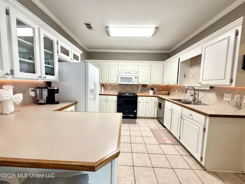 Kitchen - 1008 Stonehendge Dr, Brandon, MS 39042 photo 7 of 7