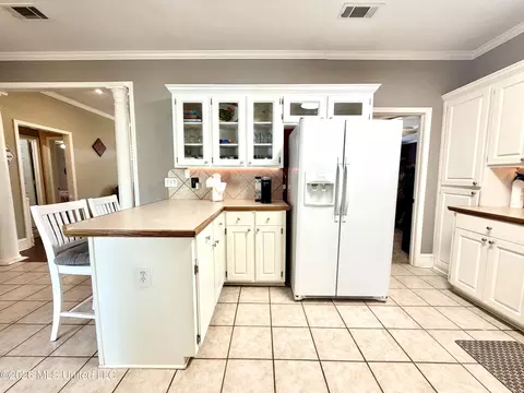 Kitchen - 1008 Stonehendge Dr, Brandon, MS 39042 photo 3 of 7