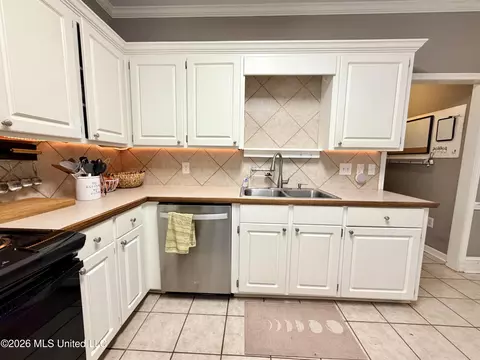 Kitchen - 1008 Stonehendge Dr, Brandon, MS 39042 photo 6 of 7