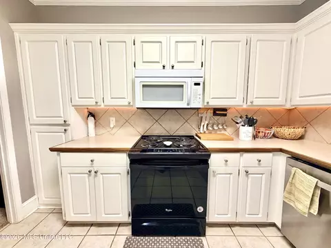 Kitchen - 1008 Stonehendge Dr, Brandon, MS 39042 photo 5 of 7