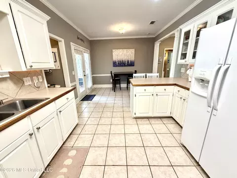 Kitchen - 1008 Stonehendge Dr, Brandon, MS 39042 photo 2 of 7