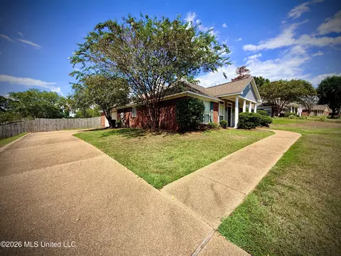 Exterior - 1008 Stonehendge Dr, Brandon, MS 39042 photo 3 of 8