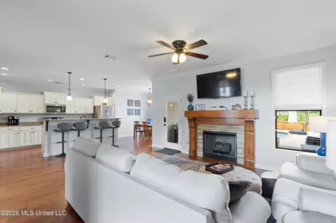 Living - 657 N Doe Creek Trl, Hernando, MS 38632 photo 1 of 1