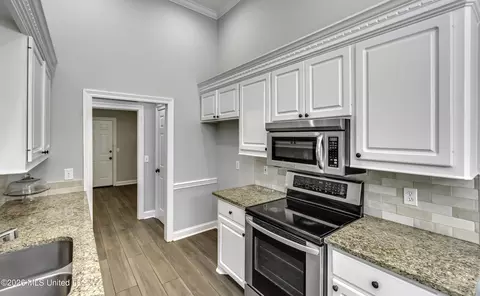 Kitchen - 504 Wildberry Dr, Pearl, MS 39208 photo 2 of 4
