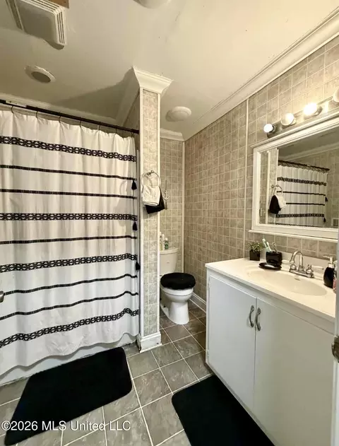 Bath - 305 Albert St, Brookhaven, MS 39601 photo 1 of 2