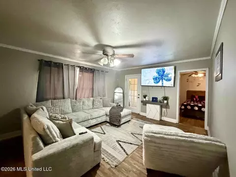 Living - 305 Albert St, Brookhaven, MS 39601 photo 2 of 2