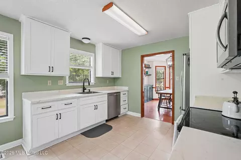 Kitchen - 4370 Bienville Rd, Nesbit, MS 38651 photo 2 of 3