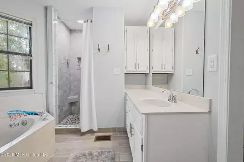 Bath - 4370 Bienville Rd, Nesbit, MS 38651 photo 1 of 5