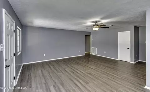 Living - 122 Hull Dr, Magee, MS 39111 photo 4 of 8