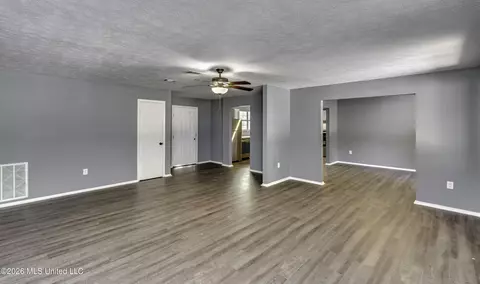 Living - 122 Hull Dr, Magee, MS 39111 photo 5 of 8