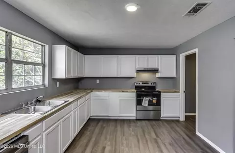 Kitchen - 122 Hull Dr, Magee, MS 39111 photo 3 of 3