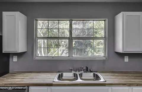 Kitchen - 122 Hull Dr, Magee, MS 39111 photo 2 of 3
