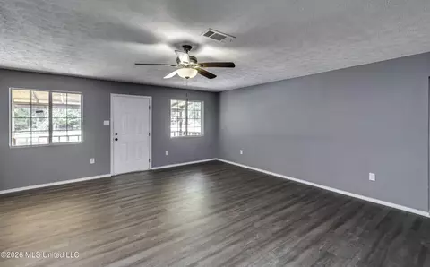 Living - 122 Hull Dr, Magee, MS 39111 photo 3 of 8