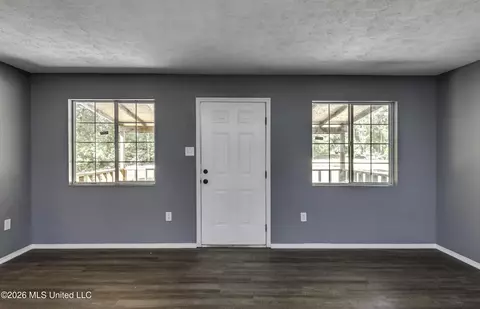 Living - 122 Hull Dr, Magee, MS 39111 photo 2 of 8