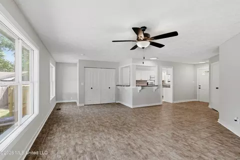 Living - 728 Colonial Cir, Jackson, MS 39211 photo 4 of 8