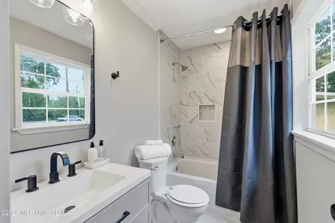 Bath - 728 Colonial Cir, Jackson, MS 39211 photo 2 of 2