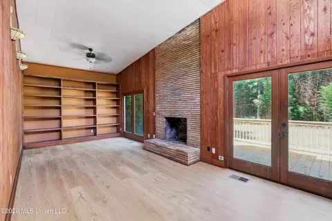 Living - 728 Colonial Cir, Jackson, MS 39211 photo 6 of 8