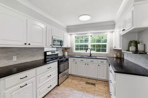 Kitchen - 728 Colonial Cir, Jackson, MS 39211 photo 2 of 3