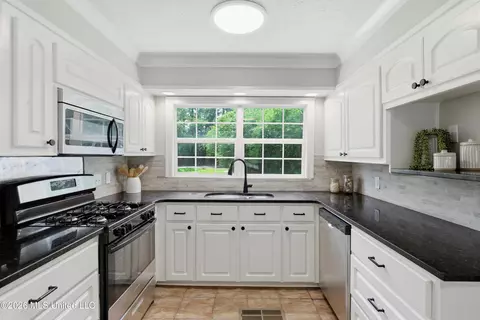 Kitchen - 728 Colonial Cir, Jackson, MS 39211 photo 3 of 3