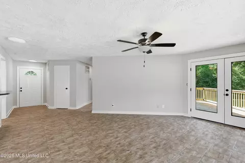 Living - 728 Colonial Cir, Jackson, MS 39211 photo 3 of 8
