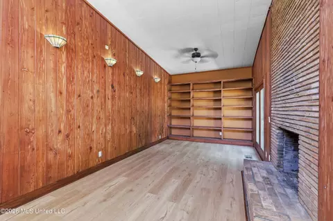 Living - 728 Colonial Cir, Jackson, MS 39211 photo 7 of 8