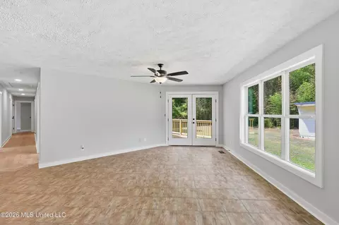 Living - 728 Colonial Cir, Jackson, MS 39211 photo 2 of 8