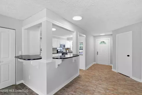 Entry Way - 728 Colonial Cir, Jackson, MS 39211 photo 2 of 3