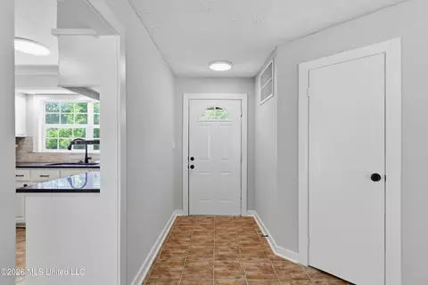 Entry Way - 728 Colonial Cir, Jackson, MS 39211 photo 1 of 3