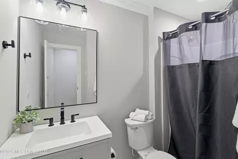 Bath - 728 Colonial Cir, Jackson, MS 39211 photo 1 of 2