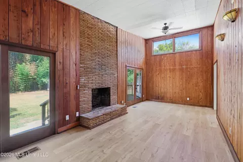 Living - 728 Colonial Cir, Jackson, MS 39211 photo 8 of 8