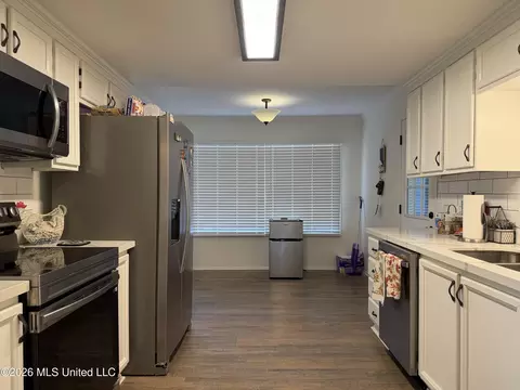 Kitchen - 33 Pebble Hill Dr, Brandon, MS 39042 photo 4 of 4