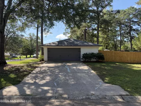 Exterior - 33 Pebble Hill Dr, Brandon, MS 39042 photo 4 of 16
