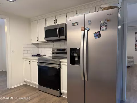 Kitchen - 33 Pebble Hill Dr, Brandon, MS 39042 photo 3 of 4