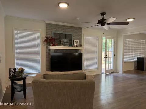 Living - 33 Pebble Hill Dr, Brandon, MS 39042 photo 2 of 5